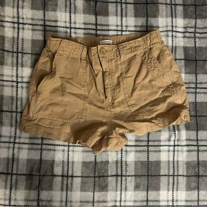 aerie cargo shorts / tan / xs